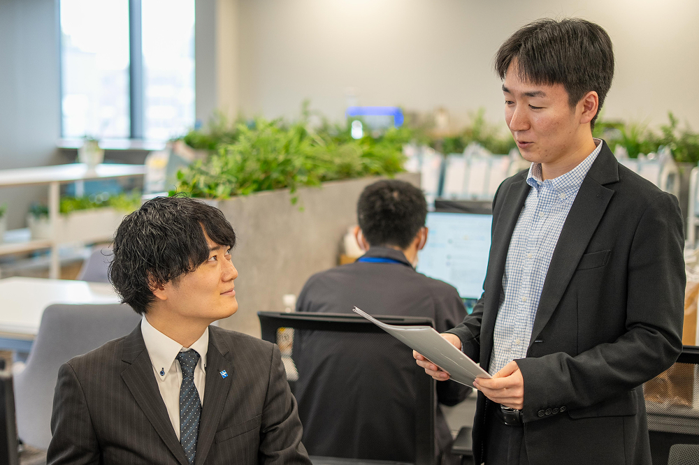 話し合う男性社員