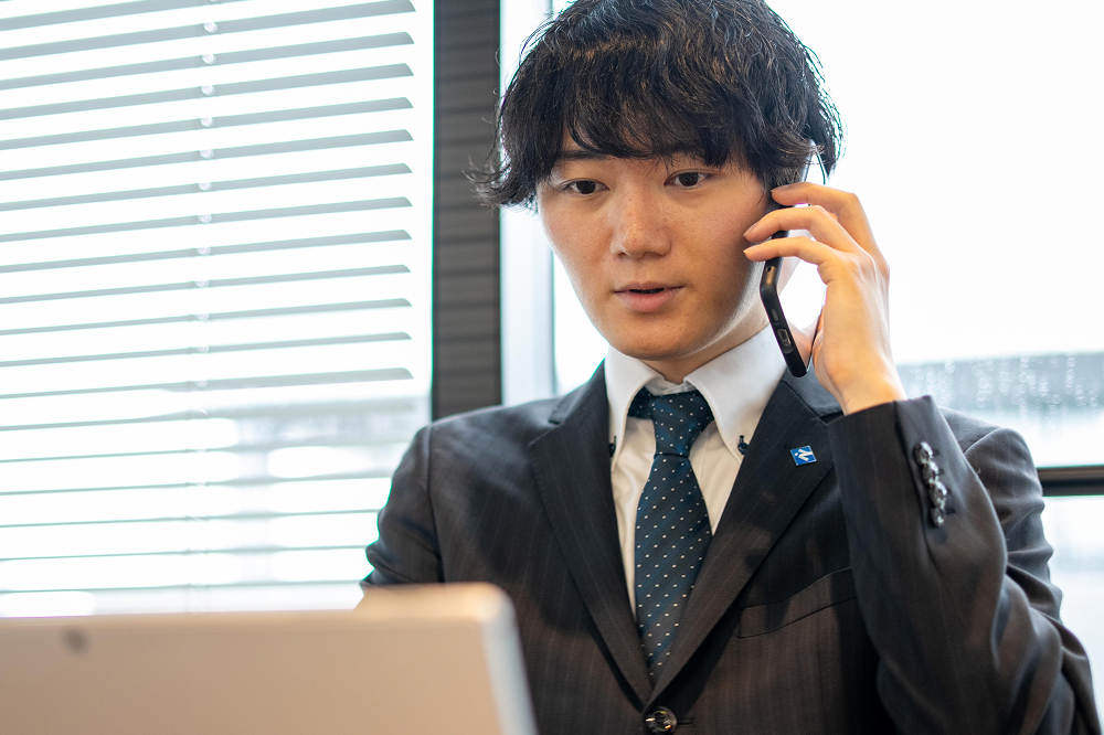 電話する社員