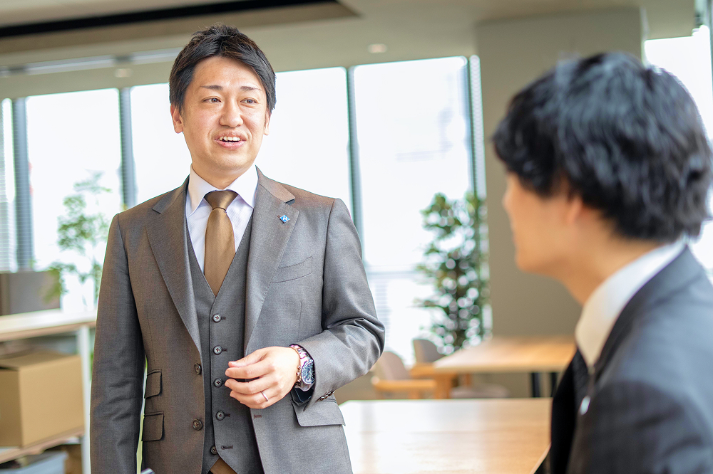 社員と話す代表