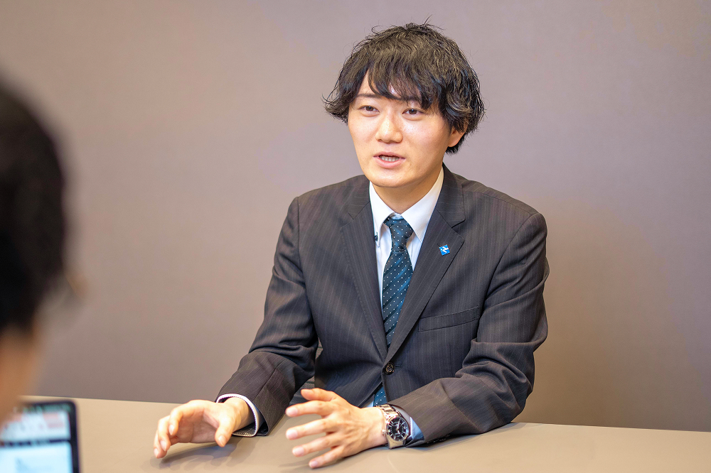 説明をする男性社員