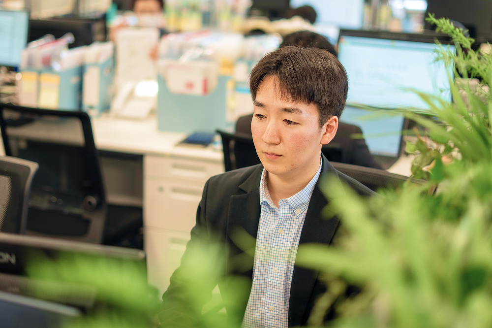 パソコンに向き合う男性社員