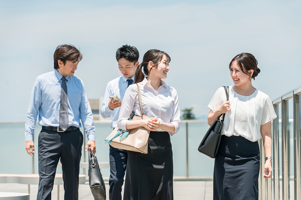 明るい時間に退勤する様子