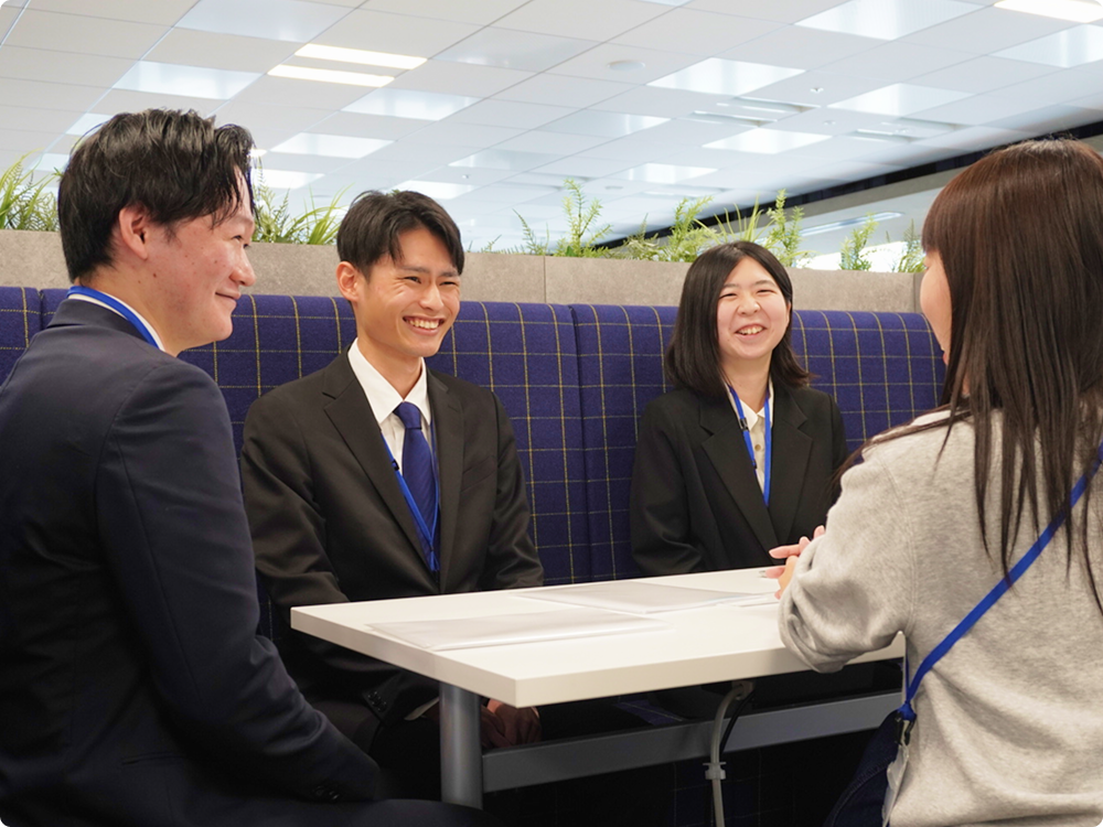 先輩と話す新卒3人