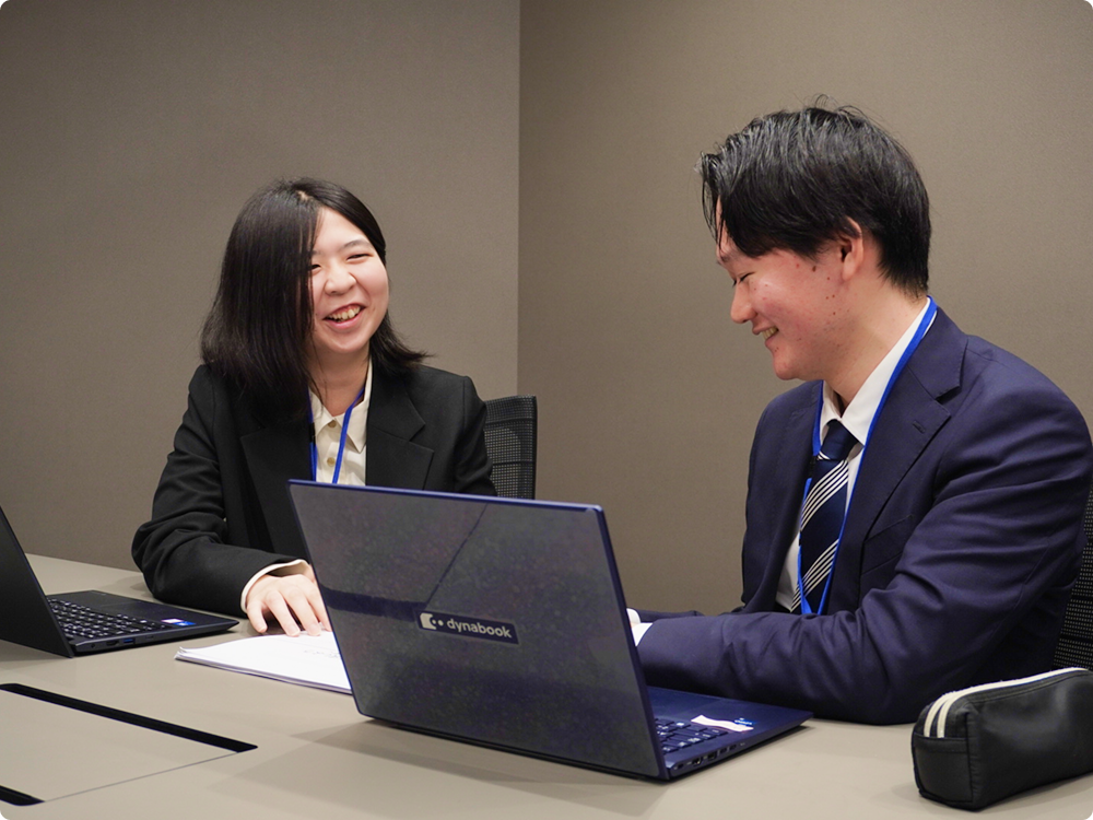 資料を見ながら話す社員